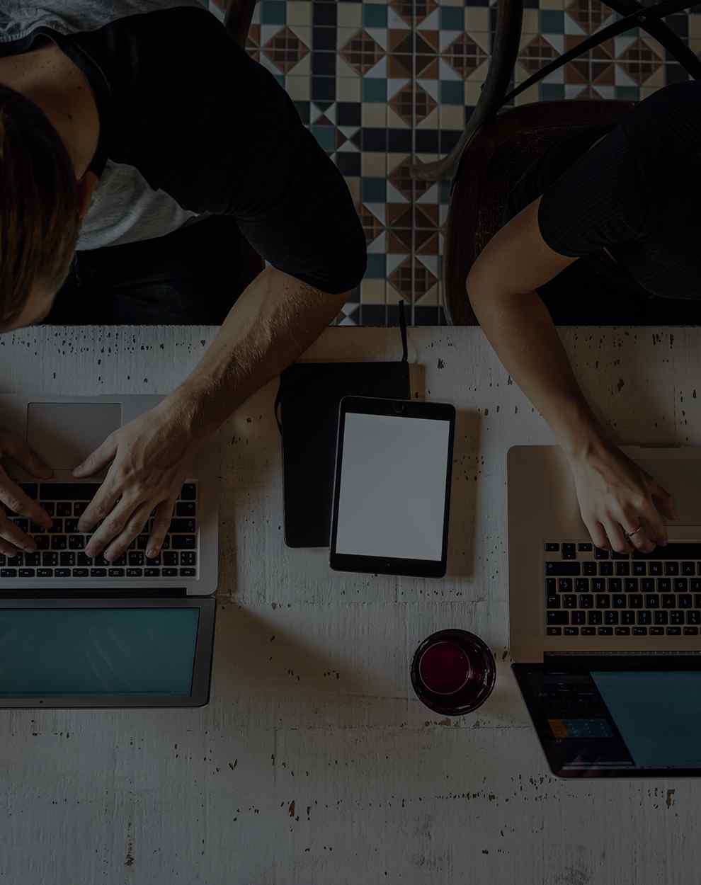 العمل عبر منصات متعددة